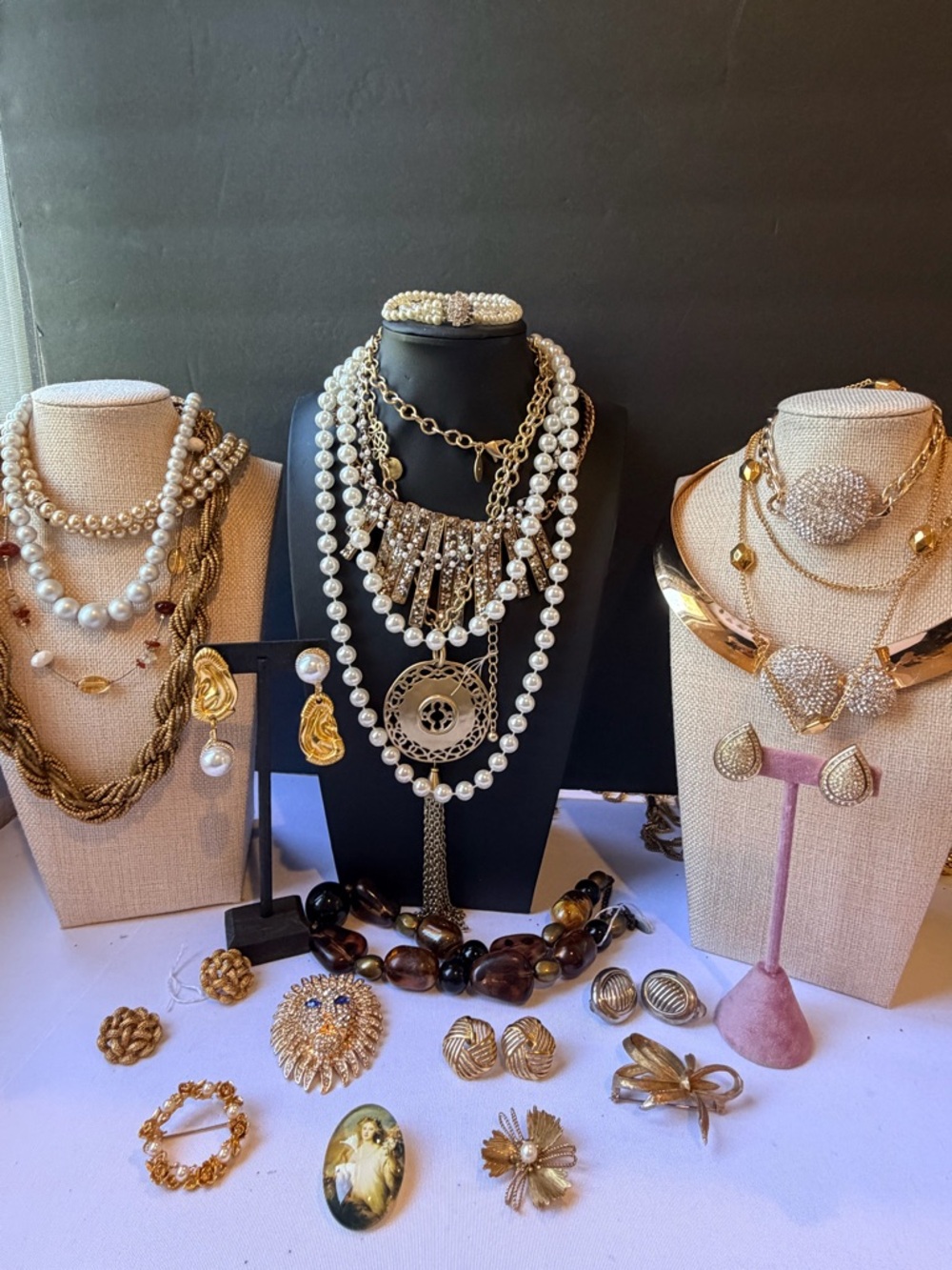 Jewelry lot of 11 necklaces, 5 earrings, 5 brooches, 2 bracelets
